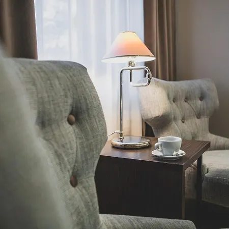 Отель Majvik Congress