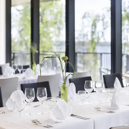 Отель Majvik Congress